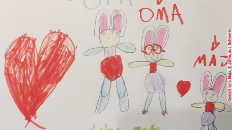 Kinderbilder im Monat Mai für das Sandmännchen: Ein Osterbild von Maja, auf dem sie selbst, Oma und Opa als Osterhasen gemalt sind.