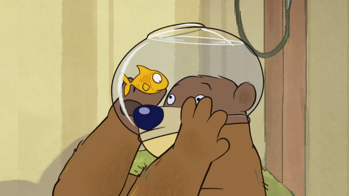 Dr. Brumm steckt mit seinem Kopf im Glas seines Freundes Pottwal (Quelle: rbb)