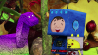 Raketenflieger Timmi und Teddynaut Teddy füttern einen Dinosauerier auf dem Urzeitplanet (Quelle: rbb)
